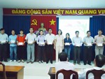 Đ/c Nguyễn Thúy Hằng - PGĐ.TT trao Giấy chứng nhận cho học viên