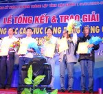 Nhạc sĩ Lê Ngân (đứng giữa) đoạt giải ba Cuộc thi sáng tác ca khúc ĐBSCL năm 2012 - 2013