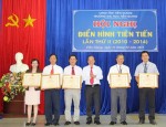 TS Trần Thanh Đức trao bằng khen của Chủ tịch UBND tỉnh Tiền Giang cho các tập thể  và cá nhân đạt thành tích xuất sắc trong phong trào yêu nước 05 năm (2010 - 2014)