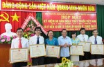 Ông Nguyễn Văn Khang - CT UBND tỉnh tặng bằng khen cho các cá nhân tiêu biểu