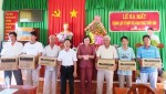 Đại diện Chi cục thủy sản Tiền Giang và lãnh đạo huyện Gò Công Đông trao máy thông tin liên lạc cho các tổ hợp tác