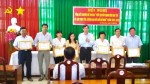 Đồng chí Nguyễn Thanh Tuấn, HUV, Phó Chủ tịch UBND huyện Gò Công Tây trao giấy khen cho các cá nhân