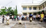 Công nhân tham gia trò chơi nhảy bao bố