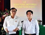 Đồng chí Lê Văn Vũ (bên phải) trao quyết định tặng huy hiệu 30 năm tuổi Đảng cho đồng chí Nguyễn Trọng Khương