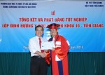 Lãnh đạo Trung tâm bác sĩ gia đình, Đại học Y dược TP. Hồ Chí Minh trao chứng nhận tốt nghiệp cho TS-BS Nguyễn Hùng Vĩ