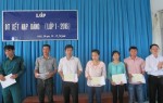 Đồng chí Phạm Thế Vinh trao giấy chứng nhận cho các học viên