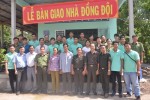 Gia đình ông Trần Văn Lời và các đơn vị, cá nhân tham gia tài trợ kinh phí xây dựng nhà chụp ảnh lưu niệm nhân dịp lễ bàn giao nhà đồng đội