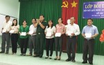 Trao giấy chứng nhận cho học viên