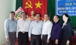 Lãnh đạo Hội Đông y cụm XI chụp hình lưu niệm cùng Cử nhân lương y Nguyễn Thị Sách - Phó Chủ tịch Thường trực Trung ương Hội Đông y Việt Nam