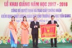 Ông Trần Thanh Đức, Phó Chủ tịch UBND tỉnh trao cờ thi đua của Chính phủ cho lãnh đạo Trường ĐHTG