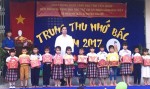 Ông Nguyễn Văn Danh - Ủy viên BCH Trung ương Đảng, Bí thư Tỉnh ủy, Chủ tịch HĐND tỉnh tặng quà cho các cháu thiếu nhi