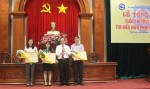 Ông Trần Thanh Đức - Phó Chủ tịch Ủy ban nhân dân tỉnh trao bằng khen cho các thí sinh đạt giải nhất, nhì, ba vòng chung kết