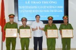 Ông Lê Văn Hưởng - Chủ tịch Ủy ban nhân dân tỉnh Tiền Giang trao giấy khen cho 4 tập thể