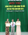 Đồng chí Đặng Mạnh Trung, Vụ trưởng, Trưởng đại diện cơ quan Thường trực Ban Tuyên giáo Trung ương tại Thành phố Hồ Chí Minh trao giải Nhì cho các thí sinh