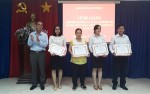 Đồng chí Nguyễn Thanh Hiền trao giấy khen và quà cho học viên đạt xuất sắc trong học tập