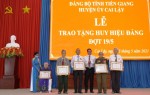 Trao huy hiệu Đảng tại huyện Cai Lậy.