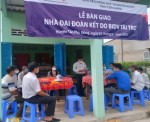 Bàn giao nhà đại đoàn kết tại ấp Bãi Bùn, xã Phú Thạnh.