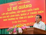 Đ/c Võ Văn Bình, Phó Bí thư Thường trực Tỉnh ủy, Chủ tịch Hội đồng nhân dân tỉnh phát biểu lễ bế giảng lớp thứ 2.