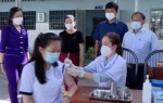 Tiêm vaccine cho học sinh.