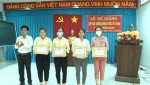 Tặng giấy khen cho học viên đạt thành tích cao trong học tập.