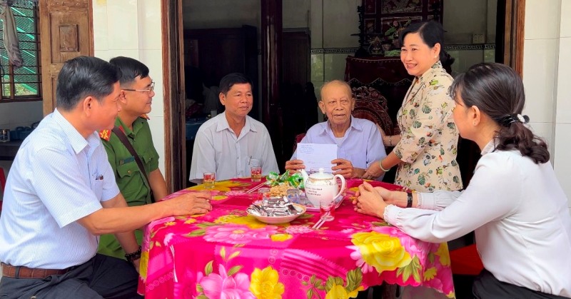 Đồng chí Châu Thị Mỹ Phương thăm, tặng quà gia đình chính sách dịp kỷ niệm Ngày Thương binh - Liệt sĩ