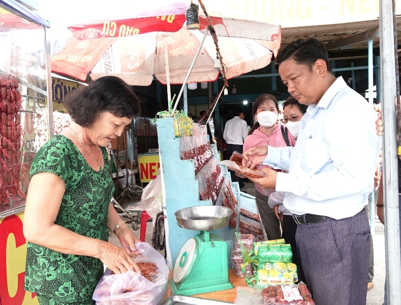 Khách tham quan điểm sản xuất và trưng bày lạp xưởng A Thạch, sản phẩm OCOP 3 sao.