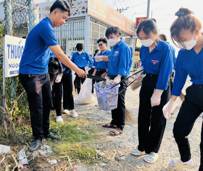 Đoàn viên thanh niên huyện Cái Bè gom rác thải nhựa, nilon khu vực chợ dân sinh.