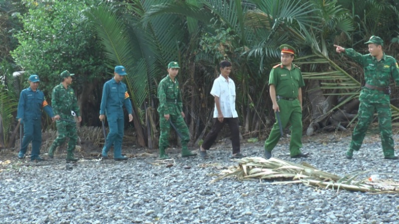 Bộ đội Biên phòng Phú Tân phối hợp với các lực lượng xã Phú Tân tuần tra kiểm soát khu vực ven biển.