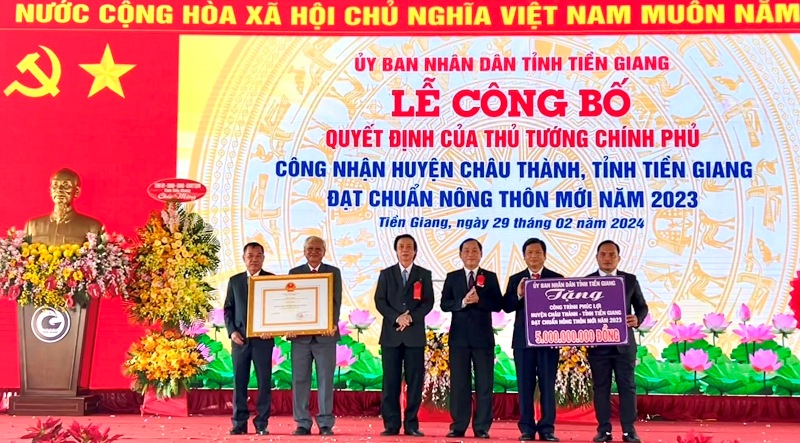 Đồng chí Nguyễn Văn Danh và đồng chí Nguyễn Văn Vĩnh trao Quyết định của Thủ tướng Chính phủ công nhận huyện Châu Thành đạt chuẩn NTM.