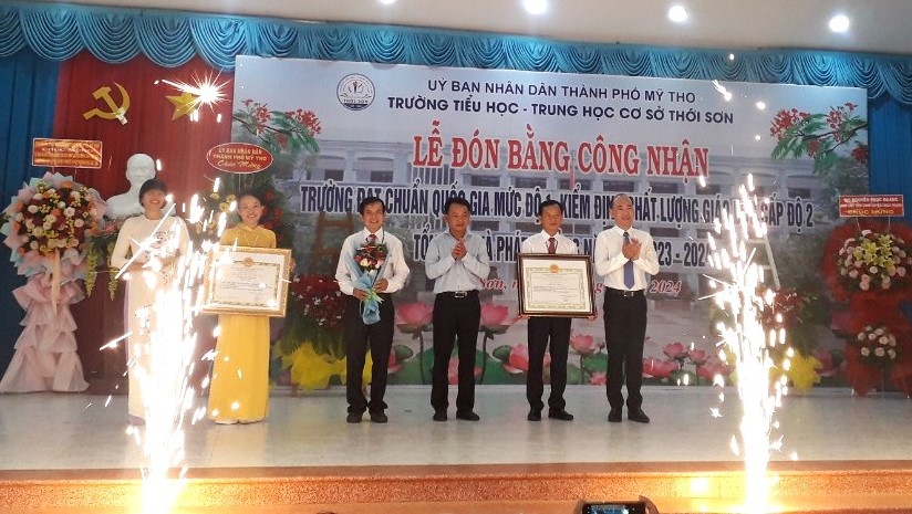 Trường Tiểu học - Trung học cơ sở Thới Sơn đón bằng công nhận.