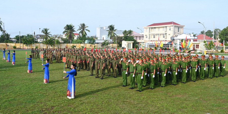 Lực lượng tham gia bảo vệ ANTT ở cơ sở được thành lập trên địa bàn tỉnh. Ảnh: Duy Nhựt.