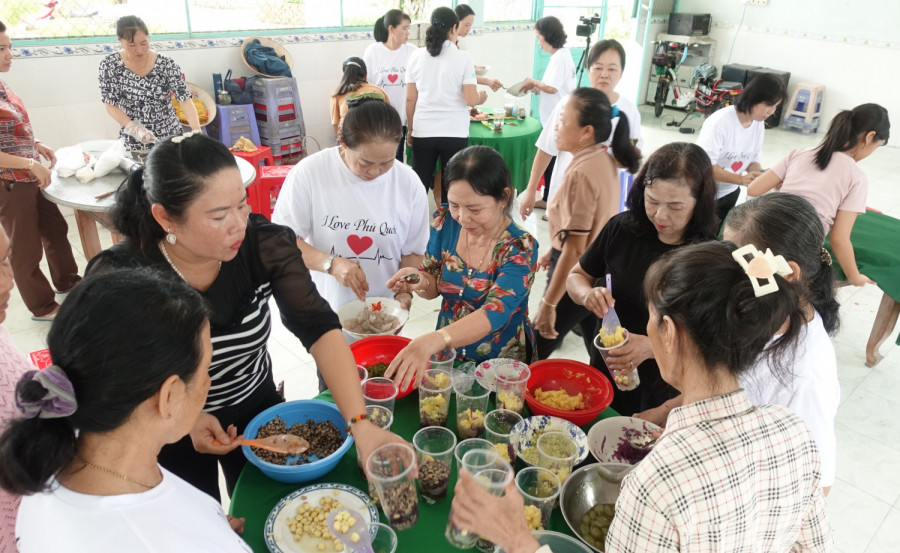 Lớp dạy nghề nấu ăn tại xã Phú An, huyện Cai Lậy.