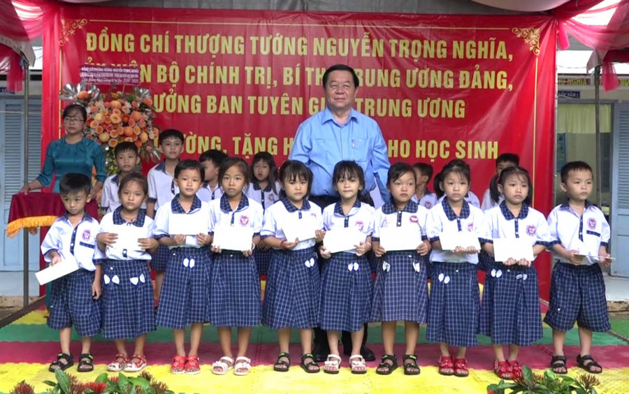 Thượng tướng Nguyễn Trọng Nghĩa trao học bỗng cho học sinh trường Tiểu học Nguyễn Thị Tốt