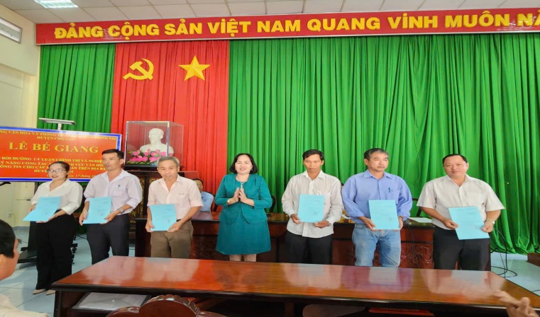 Đồng chí Lê Thanh Lan trao chứng nhận cho học viên