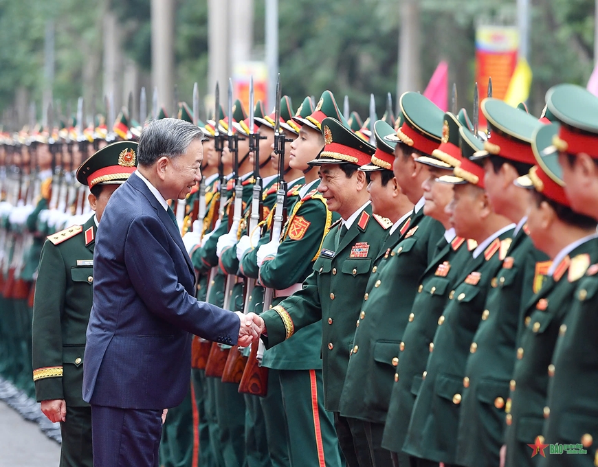 Lãnh đạo Bộ Quốc phòng đón Tổng Bí thư Tô Lâm, Bí thư Quân ủy Trung ương đến dự Lễ kỷ niệm. Ảnh: Văn Chiến, Trọng Hải.