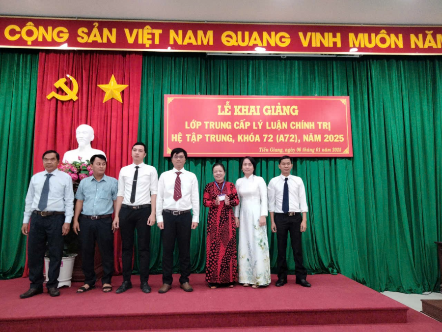 Giáo viên chủ nhiệm và Ban Cán sự lớp lâm thời ra mắt.