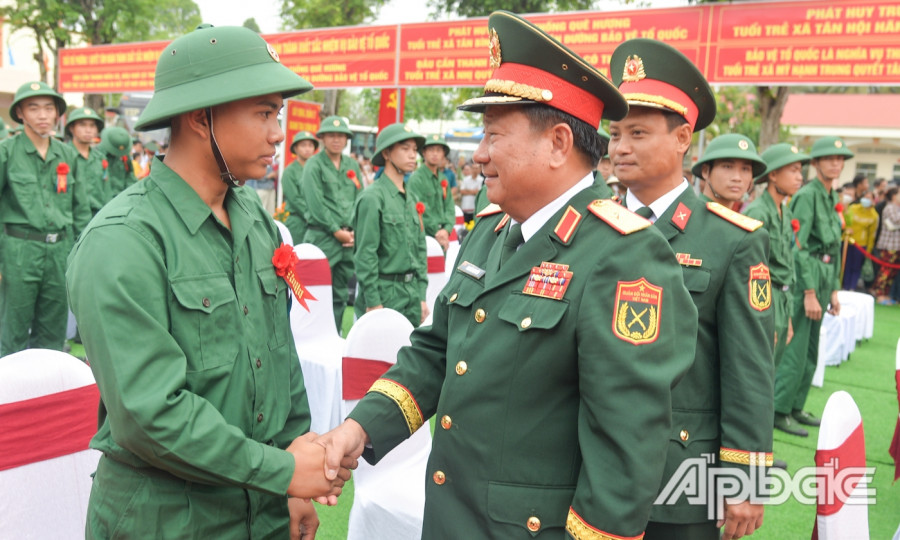 Thiếu tướng Nguyễn Văn Tiền, Phó Tư lệnh Quân khu 9 động viên tân binh lên đường nhập ngũ tại TX. Cai Lậy.