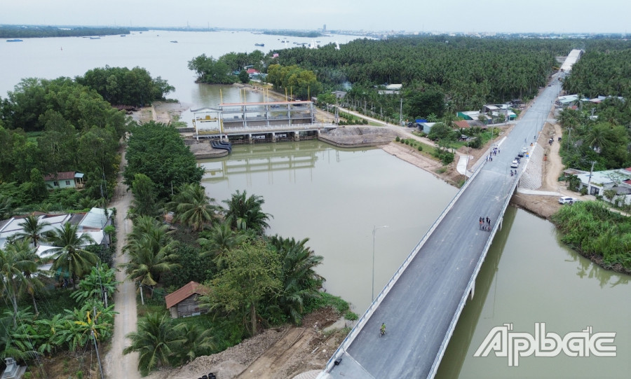 Hiện cống Xuân Hòa, huyện Chợ Gạo đang đóng ngăn mặn.