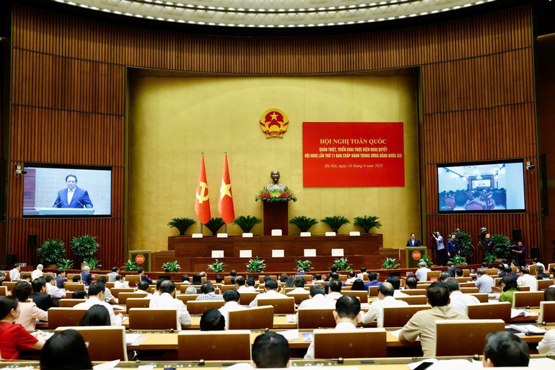 Tại Hội trường Diên Hồng, Hà Nội, Bộ Chính trị, Ban Bí thư tổ chức Hội nghị toàn quốc quán triệt, triển khai thực hiện Nghị quyết Trung ương 11- Ảnh VGP/Nhật Bắc