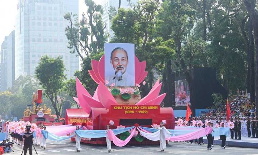 Rước chân dung Chủ tịch Hồ Chí Minh trong chương trình diễu binh, diễu hành kỷ niệm 50 năm Ngày Giải phóng miền Nam, thống nhất đất nước (30/4/1975-30/4/2025). Ảnh: chinhphu.vn.