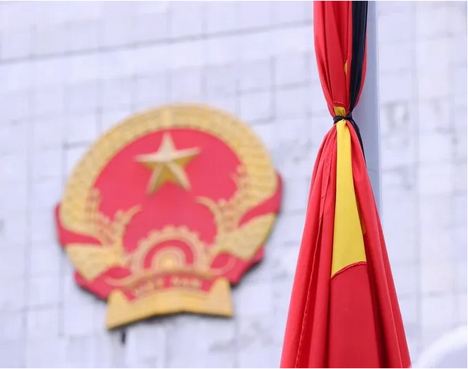 Cờ rủ là Quốc kỳ, có dải băng tang. Ảnh: TTXVN.
