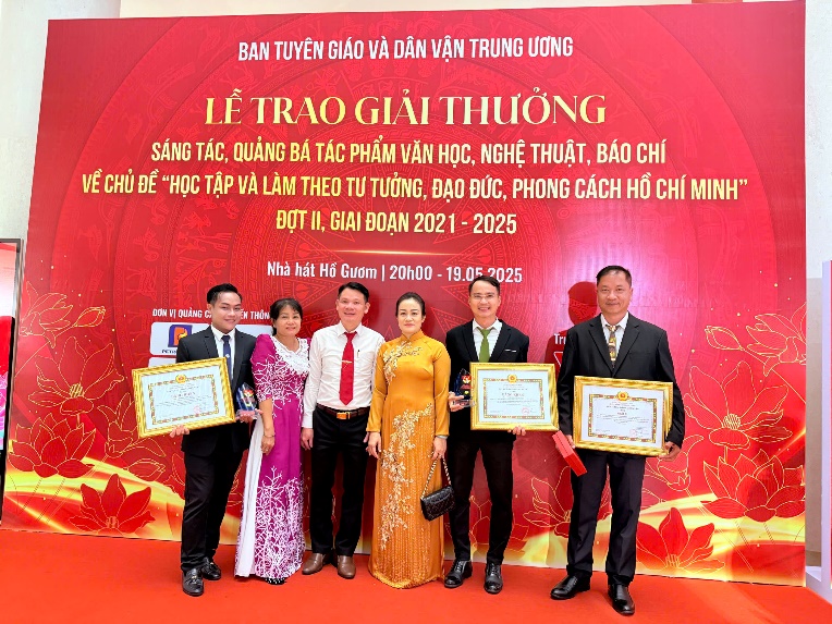 Đồng chí Nguyễn Hải Trâm, Phó Bí thư Thường trực Tỉnh ủy tham dự Lễ và chụp hình lưu niệm cùng các đại biểu