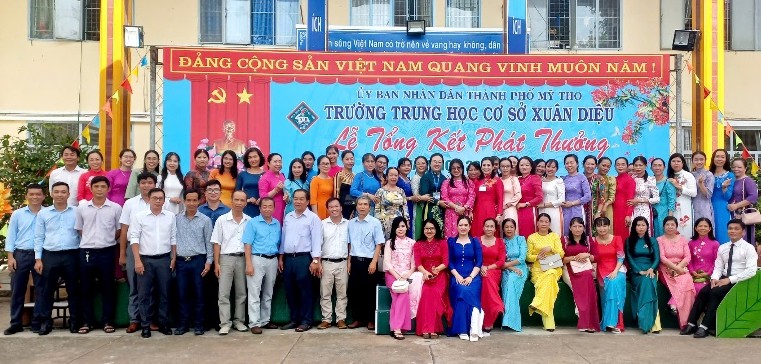 Tập thể cán bộ, giáo viên Trường THCS Xuân Diệu.