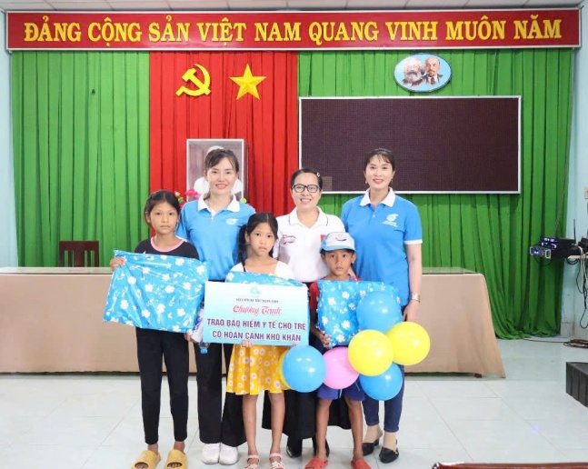 Trao thẻ BHYT cho trẻ em có hoàn cảnh khó khăn