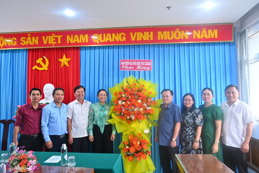Lãnh đạo Bảo hiểm xã hội khu vực XXIII tặng hoa chúc mừng  Ban Tuyên giáo và Dân vận Tỉnh ủy.