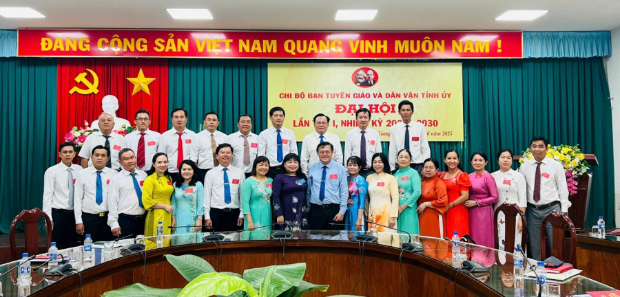 Đại biểu chụp ảnh lưu niệm với đảng viên Chi bộ Ban Tuyên giáo và Dân vận Tỉnh ủy