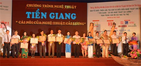 Ông Trần Thế Ngọc, Bí thư Tỉnh ủy và ông Nguyễn Văn Khang, Chủ tịch UBND tỉnh trao bằng vinh danh các nghệ sĩ có nhiều đóng góp cho nghệ thuật cải lương