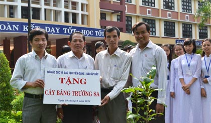 Tặng cây bàng vuông Trường Sa cho Trường THPT Vĩnh Bình