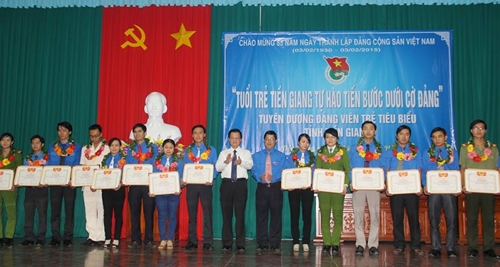 Đồng chí Lê Hồng Quang - Phó Bí thư Tỉnh ủy và đ/c Trần Thanh Nguyên - Bí thư Tỉnh Đoàn trao giấy khen cho đảng viên trẻ tiêu biểu