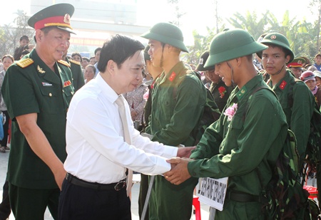 Đồng chí Trần Thế Ngọc - Bí thư Tỉnh ủy Tiền Giang và Đại tá Huỳnh Chiến Thắng - Phó chính ủy QK9 tiễn thanh niên huyện Châu Thành lên đường bảo vệ Tổ quốc